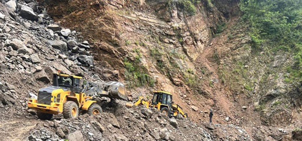 गगनेखोलामा पहिरो जाँदा कर्णाली राजमार्ग अवरुद्ध