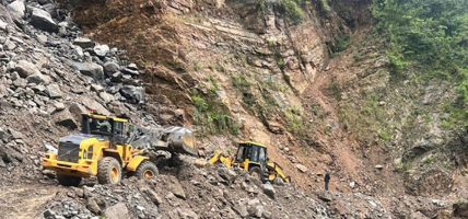गगनेखोलामा पहिरो जाँदा कर्णाली राजमार्ग अवरुद्ध