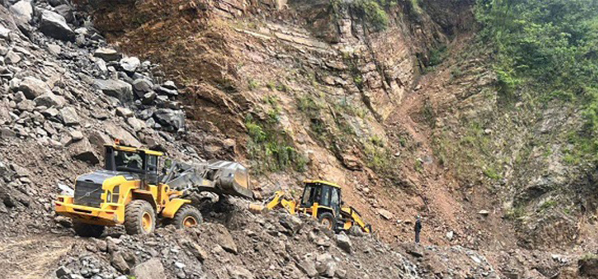 गगनेखोलामा पहिरो जाँदा कर्णाली राजमार्ग अवरुद्ध