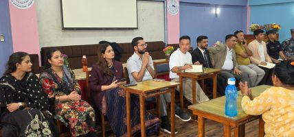 गृहमन्त्रीसहित मन्त्रीहरू होल्डिङ सेन्टरको अवलोकनमा
