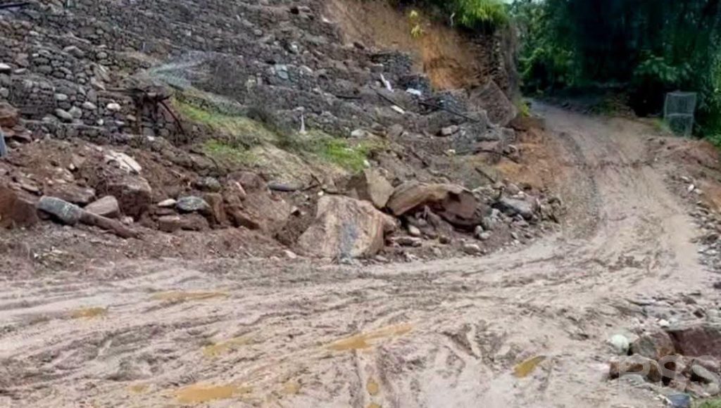 मेची राजमार्गको राजदुवाली खण्ड भासियो, यातायात अवरुद्ध