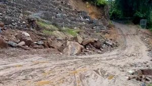 मेची राजमार्गको राजदुवाली खण्ड भासियो, यातायात अवरुद्ध