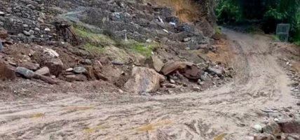 मेची राजमार्गको राजदुवाली खण्ड भासियो, यातायात अवरुद्ध