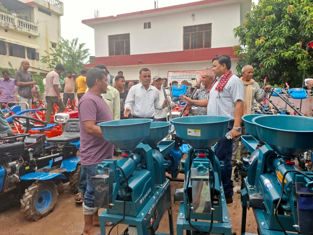 बेलौरीका किसानलाई अनुदानमा आधुनिक कृषि उपकरण