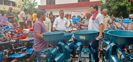 बेलौरीका किसानलाई अनुदानमा आधुनिक कृषि उपकरण