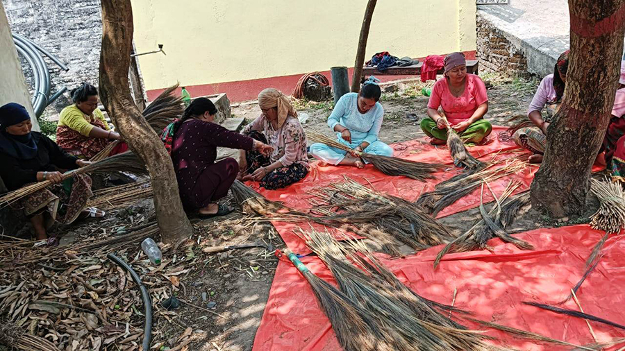 वन उद्यममा जोडिँदै नवलपुरका महिला
