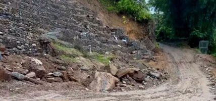 पहिराले मेची राजमार्ग अवरुद्ध