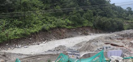 जलविद्युत् आयोजनाको ‘मकिङ’ले पहिरो र कटानको समस्या