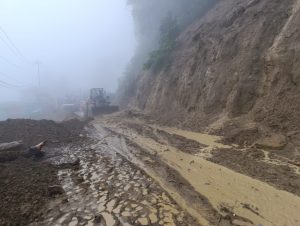 नारायणगढ मुग्लिन सडकमा ओभरटेक नियन्त्रण गर्न प्रशासनको कडाइ
