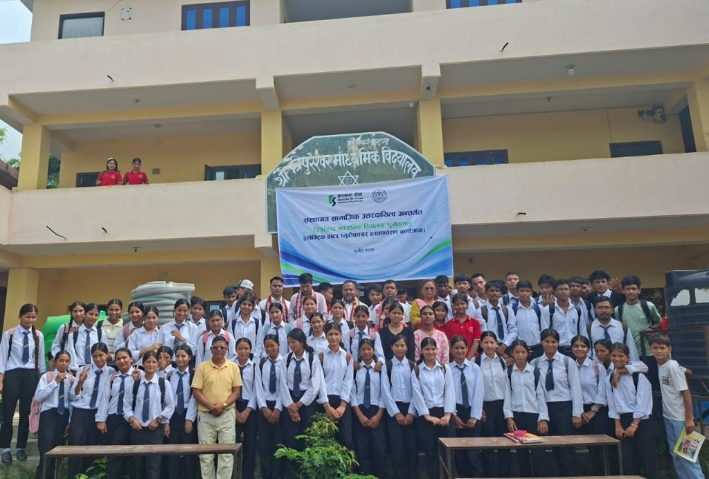 सामाजिक उत्तरदायित्वअन्तर्गत कामना सेवा विकास बैंकद्वारा विद्यालयलाई खानेपानी सामग्री सहयोग