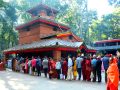 दक्षिणामूर्ति मन्दिरमा भक्तजनको लाम