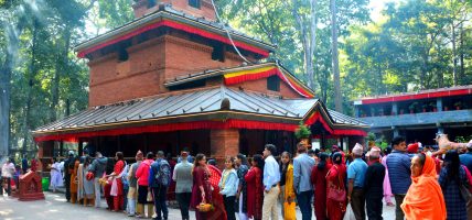 दक्षिणामूर्ति मन्दिरमा भक्तजनको लाम