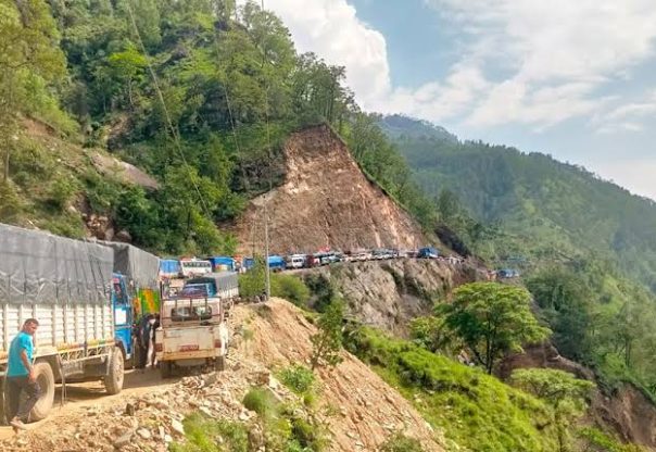 सुक्खा पहिरोबाट कर्णाली राजमार्ग अवरुद्ध