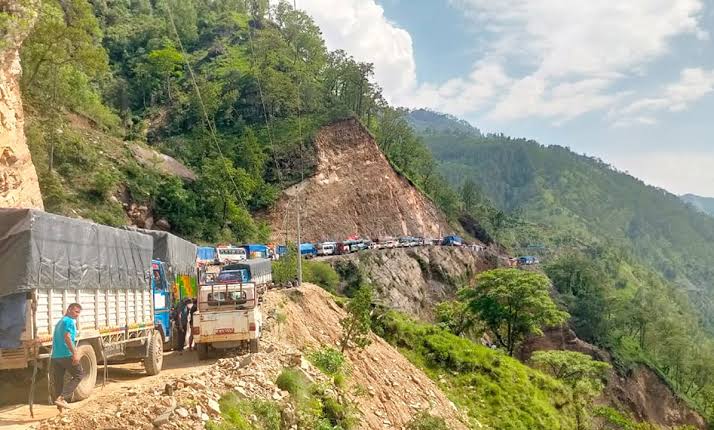 सुक्खा पहिरोबाट कर्णाली राजमार्ग अवरुद्ध