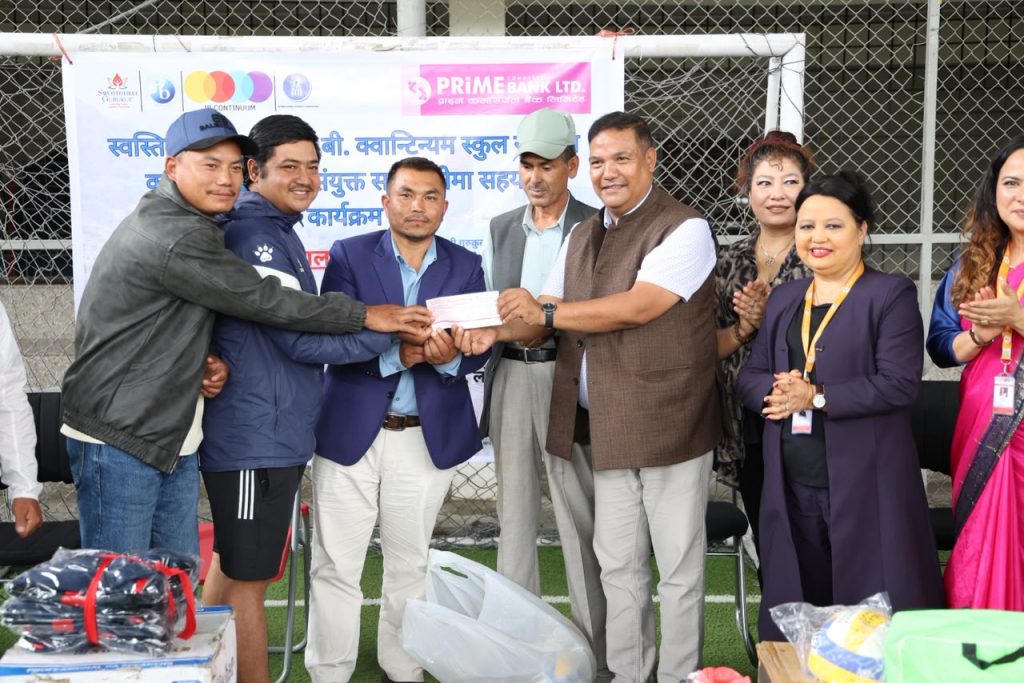 तीन विद्यालयलाई शैक्षिक सहयोग