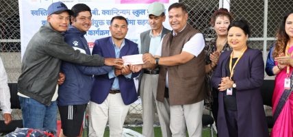 तीन विद्यालयलाई शैक्षिक सहयोग
