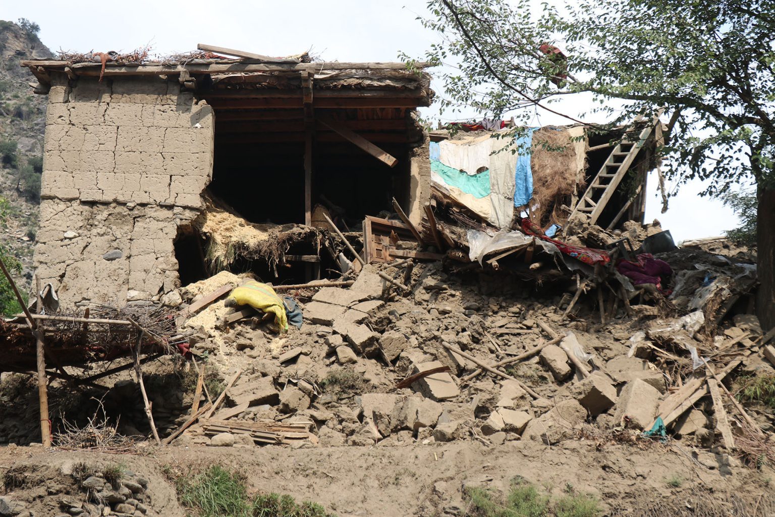 बैतडीमा घर भत्किँदा तीन जना घाइते