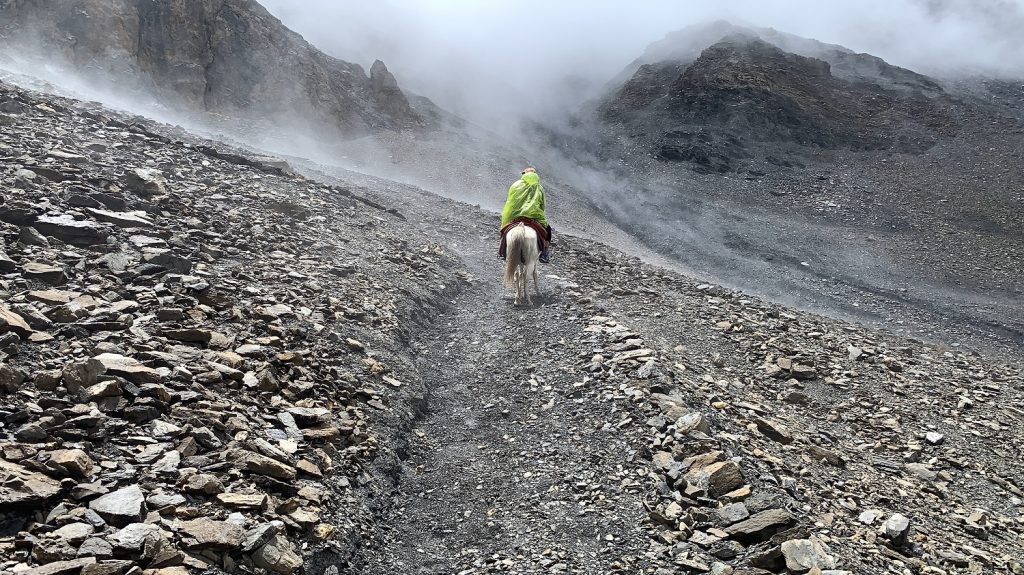 तिलिचो ताल पदमार्गमा आश्रयस्थल निर्माण