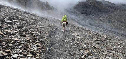 तिलिचो ताल पदमार्गमा आश्रयस्थल निर्माण