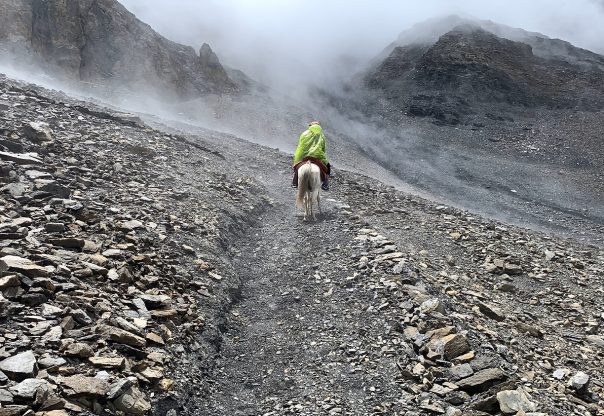 तिलिचो ताल पदमार्गमा आश्रयस्थल निर्माण