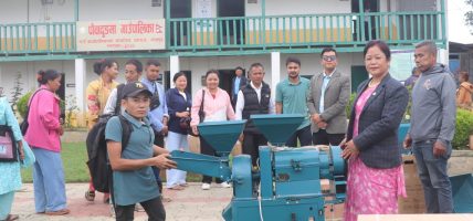अपाङ्गता भएका व्यक्तिलाई आयआर्जनमूलक सामग्री वितरण