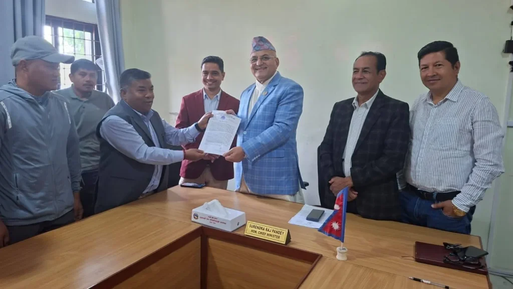 अलपत्र सडक निर्माणका लागि पूर्वाधार विकासमन्त्रीको ध्यानाकर्षण