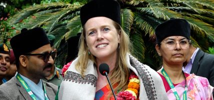 अमेरिकी नागरिक डा.आनाले नेपाली श्लोक वाचन गर्दा…