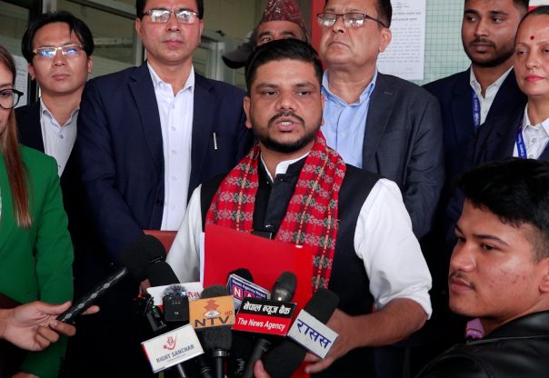 वैदेशिक रोजगारका नाममा ठग्नेहरु जुनसुकैबेला कारवाहीमा पर्नेछन् : मन्त्री यादव (भिडियो सहित) वैदेशिक रोजगारका नाममा ठग्नेहरु जुनसुकैबेला कारवाहीमा पर्नेछन् : मन्त्री यादव (भिडियो सहित)
