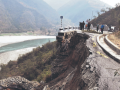 अविरल वर्षा र पहिरोले देशका प्रमुख राजमार्गहरू अवरुद्ध