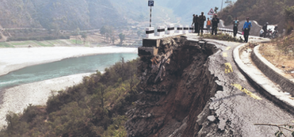अविरल वर्षा र पहिरोले देशका प्रमुख राजमार्गहरू अवरुद्ध