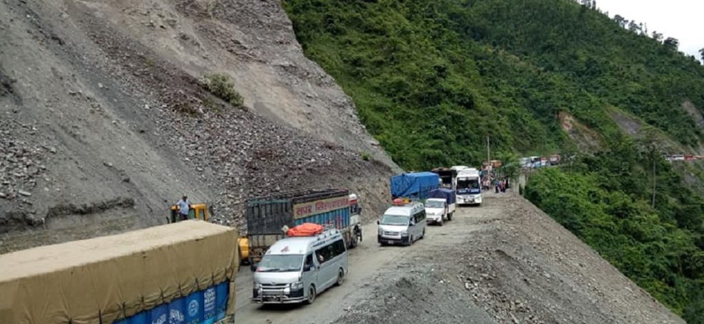 उदिपुरमा पहिरो नियन्त्रणपछि डुम्रे–बेँसीसहर यात्रा सहज