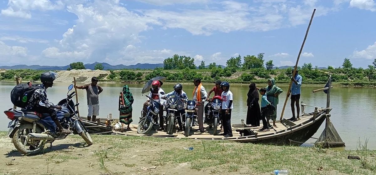 राप्ती तटीय क्षेत्रका नागरिकलाई नदी तर्न डुङ्गाकै भर