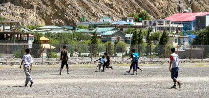 विश्वकपको प्रभाव हीमालपारी : जोमसोमका युवाहरू मैदानमा फुटबल खेल्दै