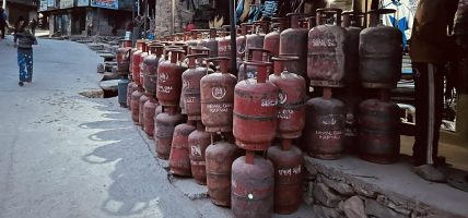 सुर्खेतमा दुई दिन कुरेर सिलिण्डर भर्छन् उपभोक्ता