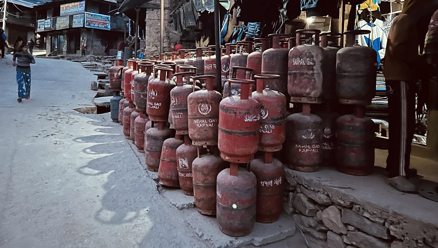 सुर्खेतमा दुई दिन कुरेर सिलिण्डर भर्छन् उपभोक्ता