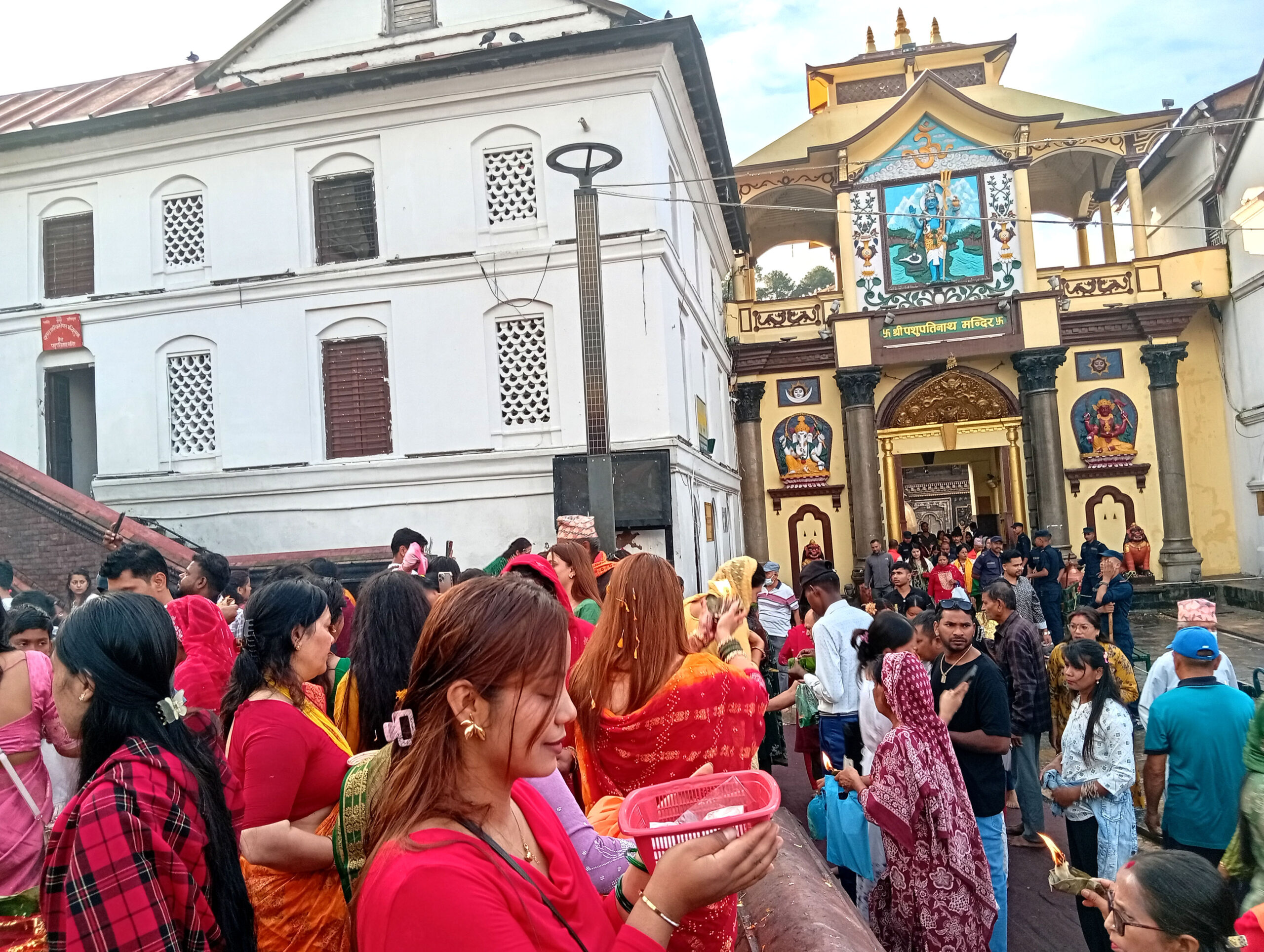 साउनको पहिलो सोमबारः बढ्यो पशुपतिनाथमा  भक्तजनको लाम