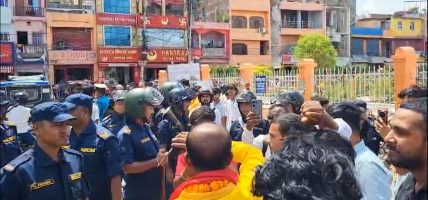 हर्क साम्पाङ्गविरुद्ध जानकी मन्दिर अगाडि प्रदर्शन (भिडियो सहित)