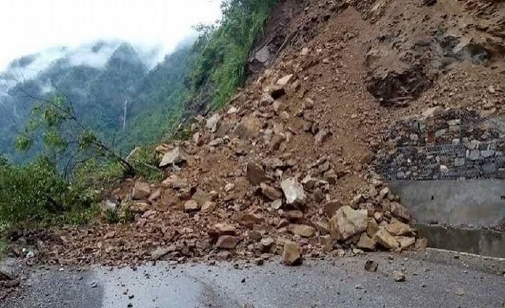 पहिरोले कालीगण्डकी कोरिडोर अवरुद्ध, यातायात सेवा ठप्प