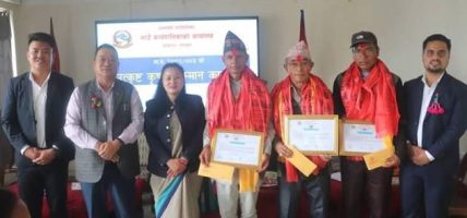 हतुवागढीद्वारा उत्कृष्ट तीनजना किसानलाई सम्मान