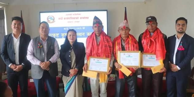 हतुवागढीद्वारा उत्कृष्ट तीनजना किसानलाई सम्मान