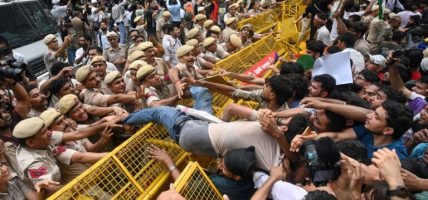 ‘‘कक्रोच’ आन्दोलनमा पक्राउ परेका प्रदर्शनकारीलाई रिहा गर्न माग