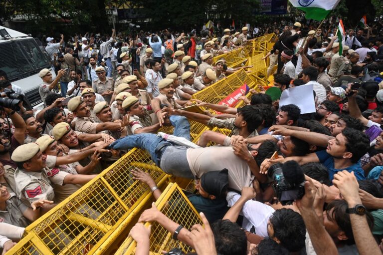 ‘‘कक्रोच’ आन्दोलनमा पक्राउ परेका प्रदर्शनकारीलाई रिहा गर्न माग
