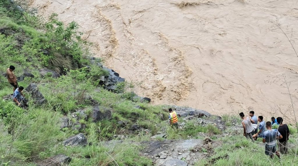 दैलेख दुर्घटना : कर्णालीमा बेपत्ता एक जनाको शव कैलाली भेटियो