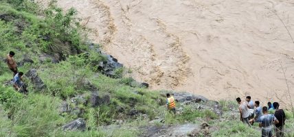 दैलेख दुर्घटना : कर्णालीमा बेपत्ता एक जनाको शव कैलाली भेटियो