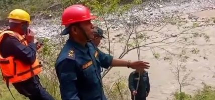 दैलेखमा यात्रुबाहक माइक्रो बस कर्णाली नदीमा खस्यो, उद्धार कार्य जारी