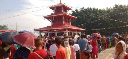 मौलाकालिका मन्दिर पूजाआजासँगै शारीरिक व्यायाम गर्ने भक्तजनको घुइँचो