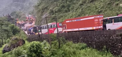 पहिरो पन्छाएर नारायणगढ–मुग्लिन सडक दुईतर्फी सञ्चालनमा
