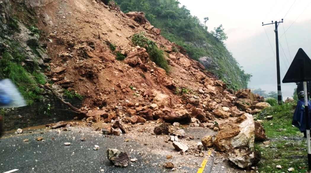 पहिरोले मध्यपहाडी लोकमार्ग अवरुद्ध