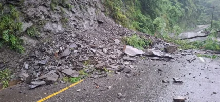 पहिरो र बाढीका कारण देशका विभिन्न राजमार्ग अवरुद्ध