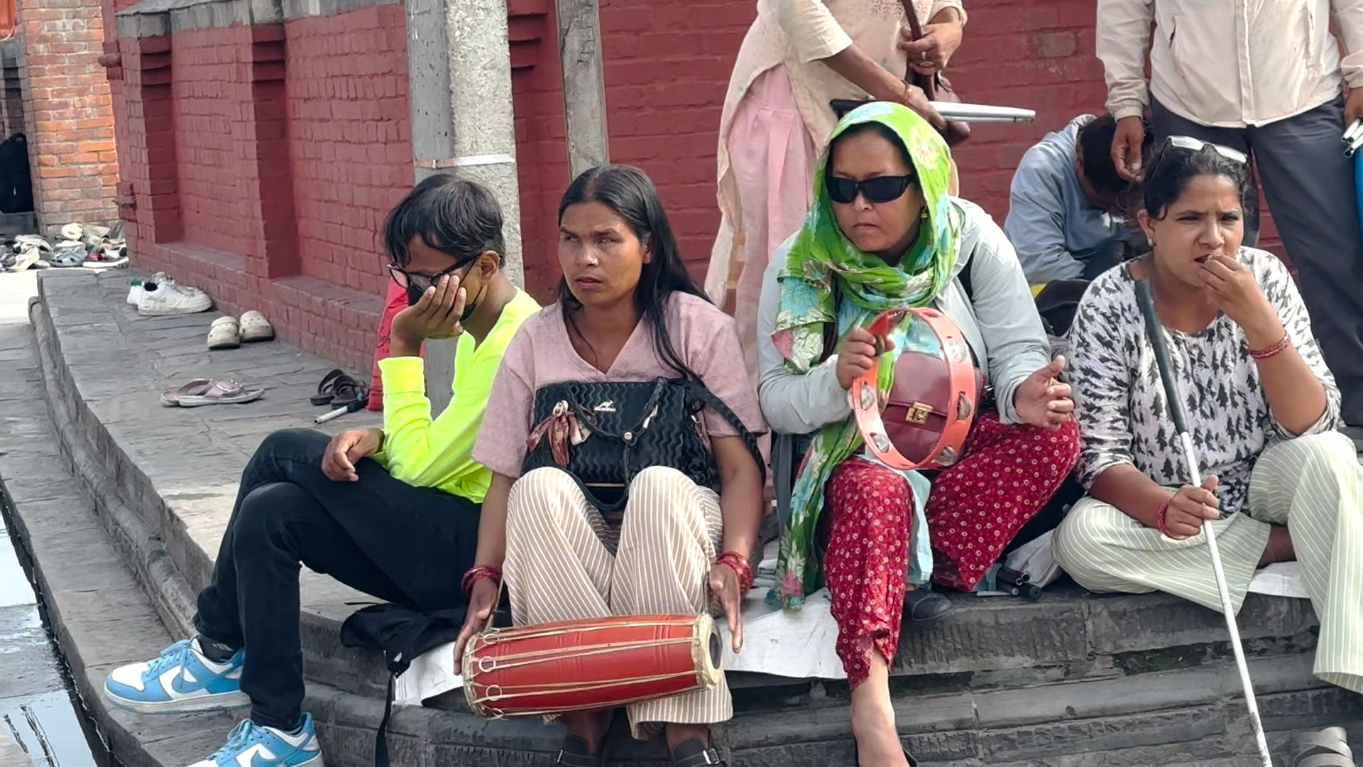 दृष्टिविहीन र अशक्तको पीडा : ‘भत्ता र मागेको पैसाले कति दिन बाँच्नु ?’ (भिडियो सहित)